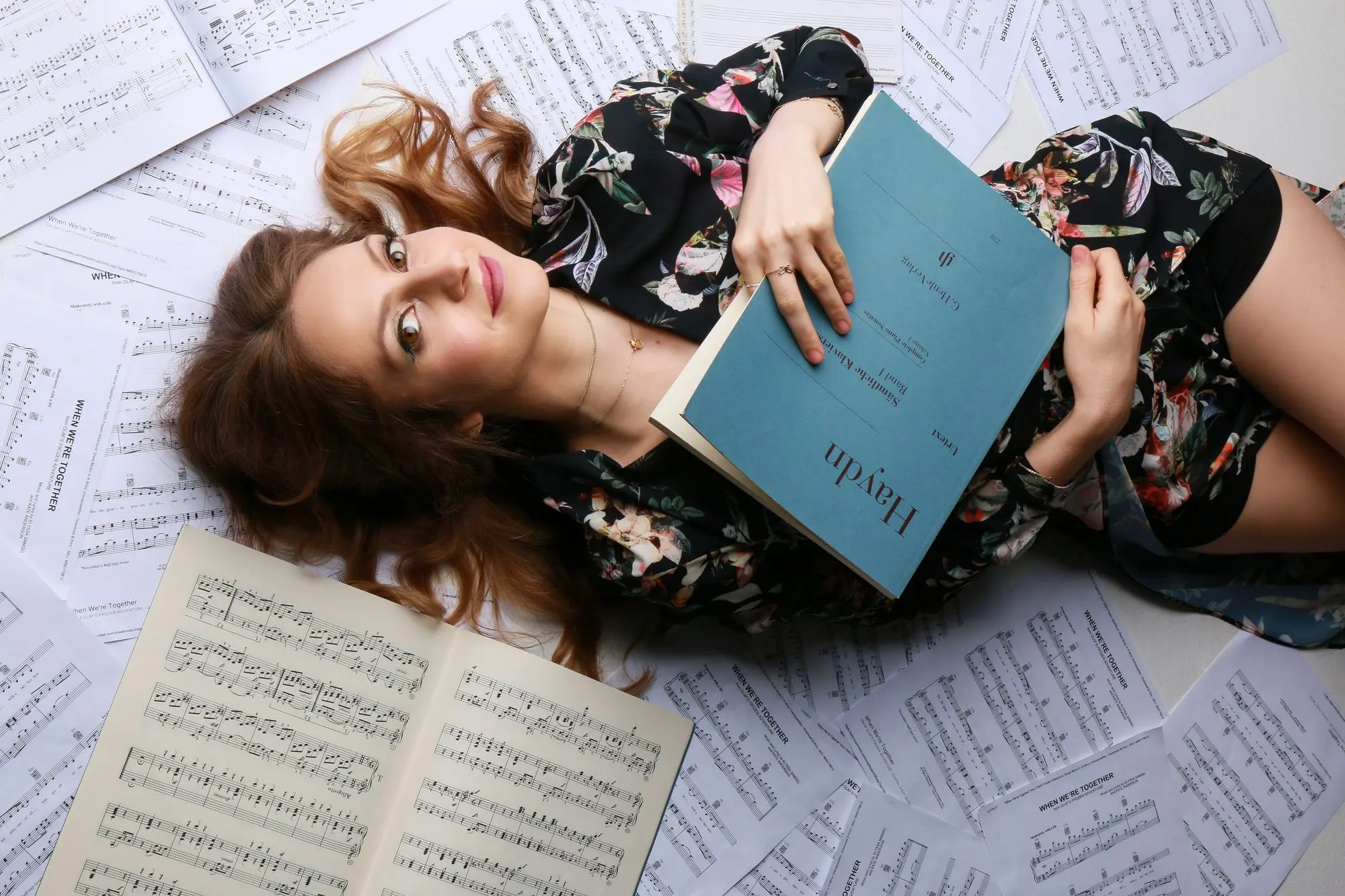 Portrait of Nadine Saad at the piano